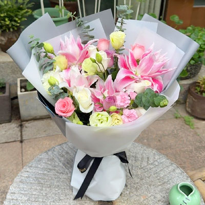 汉中9朵玫瑰混搭百合，爱恋纯真无邪